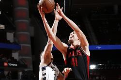 开云体育app-火箭横扫雄鹿，高诗岩刷新纪录