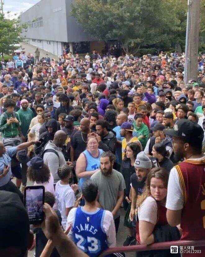 场面火爆！S赛观众席沸腾不已