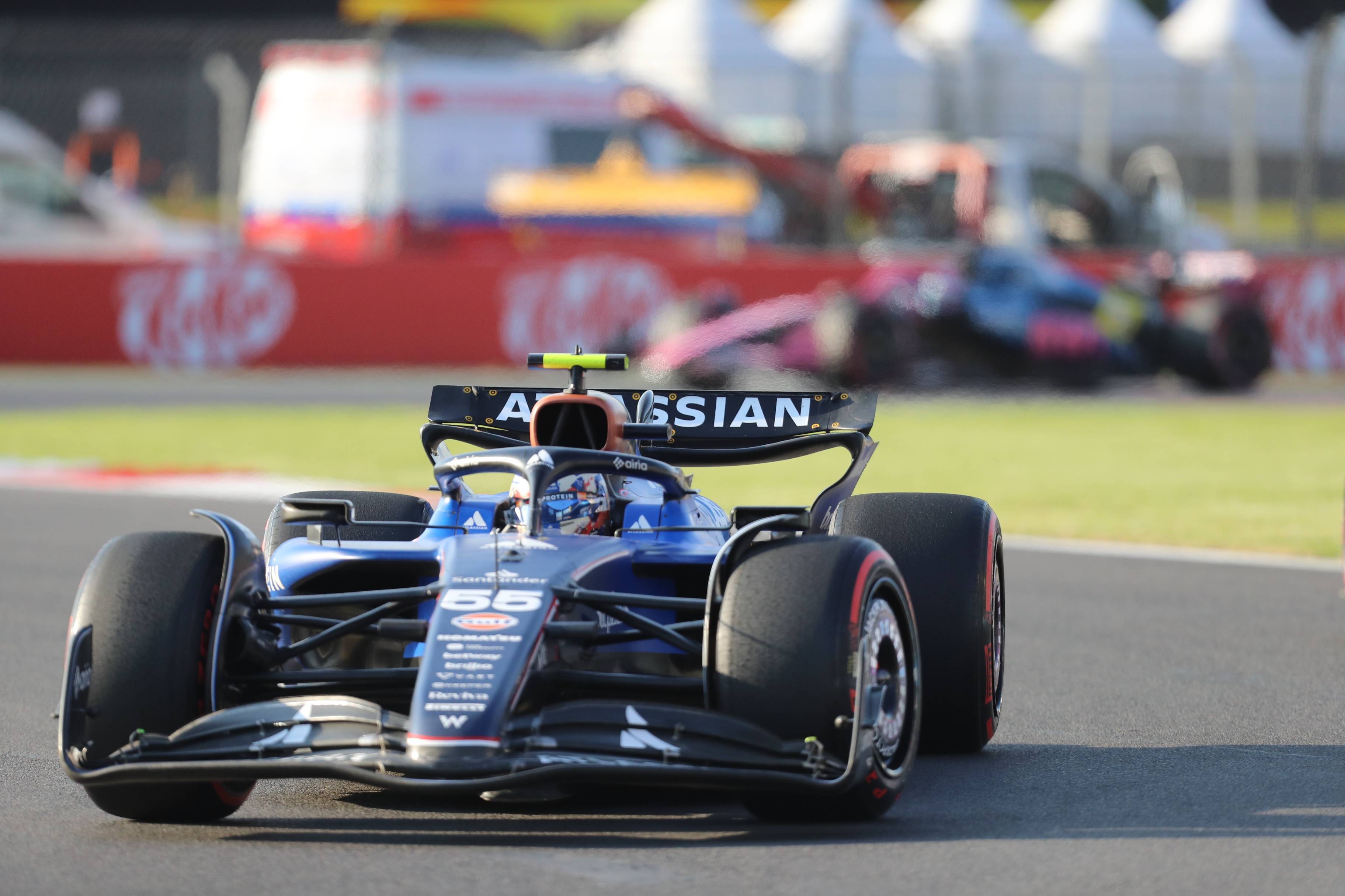 雷诺车队险胜迈凯伦，塞恩斯扛起全队