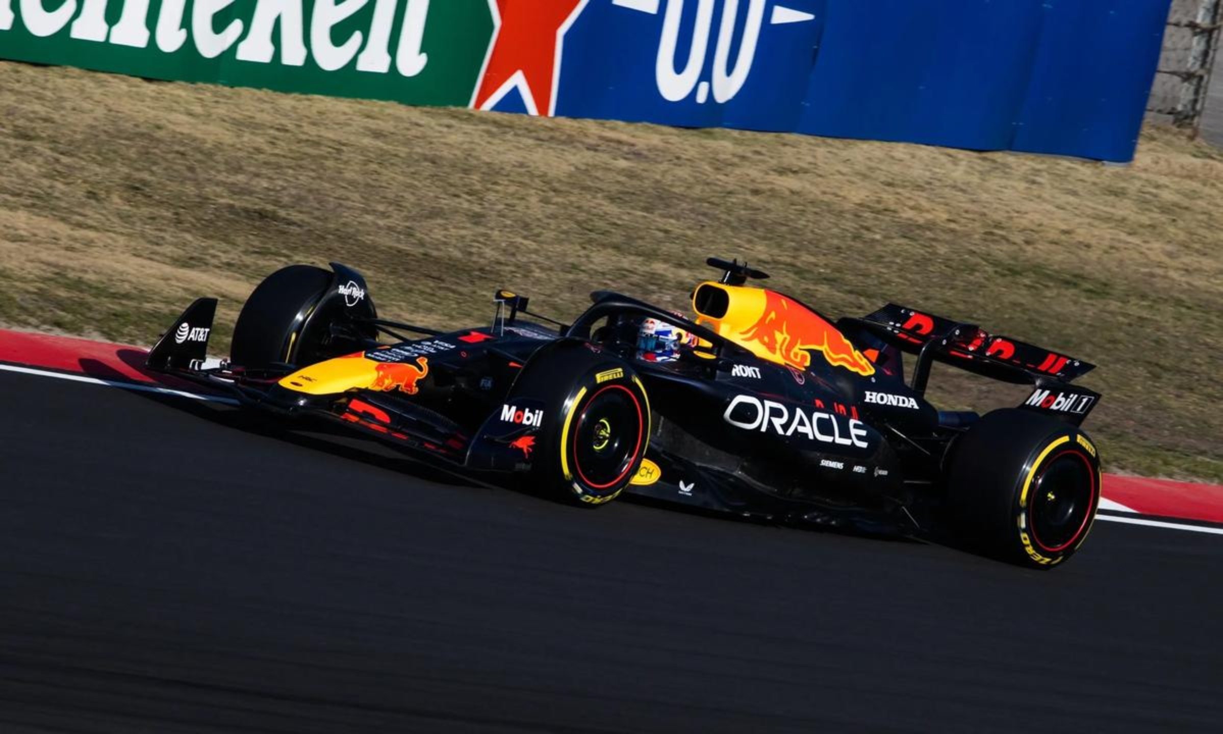 红牛车队绝杀阿斯顿马丁，维斯塔潘带队取胜