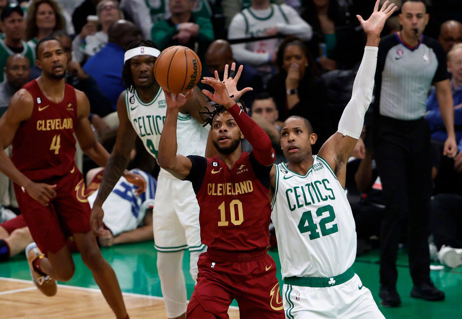 火箭横扫雄鹿，高诗岩刷新纪录