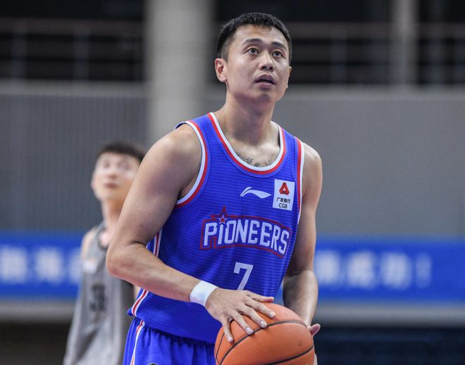 吉林队横扫广东队，克莱扛起全队